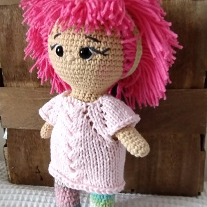 lalka z różowymi włosami.