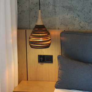 Lampa wisząca z tektury i drewna dębowego - CONE XS WOOD