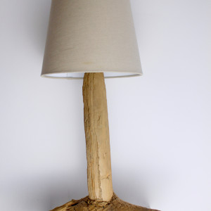 Lampa z drewna z morza nr 23 - Na trójnogu
