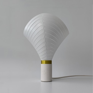 Lampka nocna ze śnieżnobiałym wodoodpornym abażurem