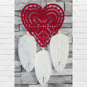 Łapacz snów- serce z makramowymi piórkami AG72