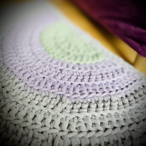 Lawendowe pole - uniwersalny dywanik szydełkowy