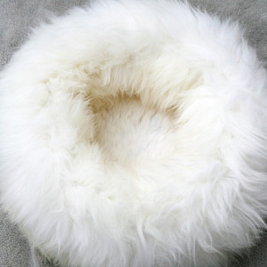 Legowisko dla zwierząt z  owczej skóry - białe