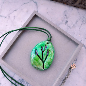 Leśna Harmonia – ręcznie robiony wisiorek z glinki