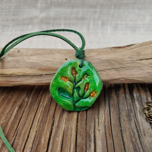Leśna Kropla – zielony wisiorek z motywem roślinnym