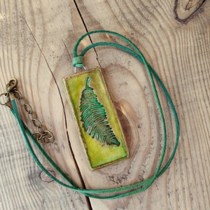 Leśna Paproć – ręcznie malowany wisiorek z glinki