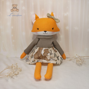 Lisek Aida przytulanka w sweterku i spódniczce w leśne zwierzątka