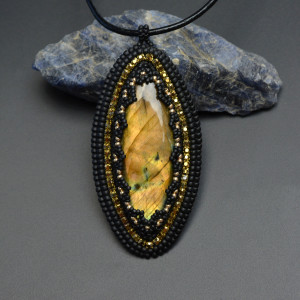 Lumiere, wisior z labradorytem, haft koralikowy