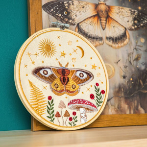 Magiczna ćma na dziennym niebie ecru -  haft w tamborku 20 cm