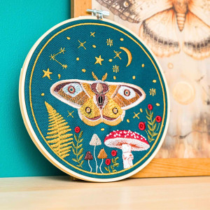 Magiczna ćma na dziennym niebie green -  haft w tamborku 20 cm