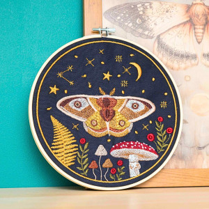 Magiczna ćma na nocnym niebie - granatowy, haft w tamborku 20 cm