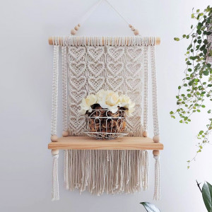 Makramowa półka z wzorem serduszek