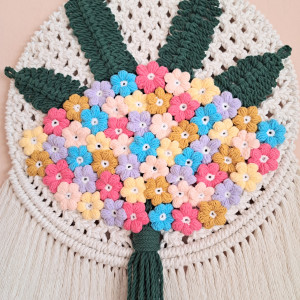 Makramowo-szydełkowa ozdoba na ścianę