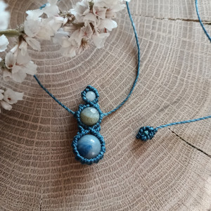 Makramowy niebieski naszyjnik z kamieniami