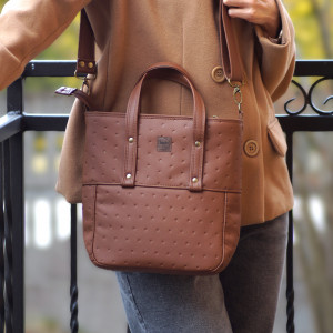 mała brązowa torebka na ramię