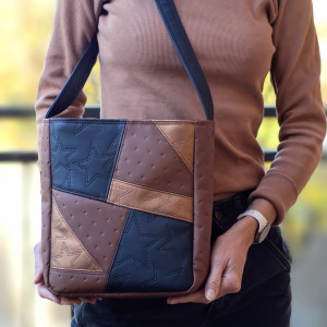 mała brązowo-czarna torebka na ramię