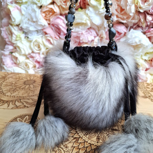 Mała futrzana torebka wizytowa damska – do ręki i na nadgarstek