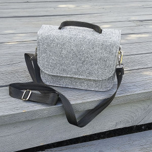 Mała torebka filcowa z klapką - szara