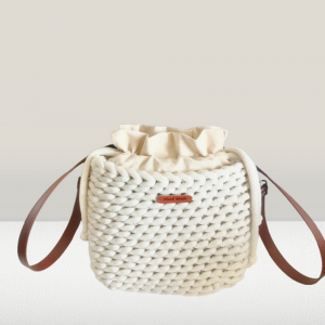 Mała torebka listonoszka na ramię,kolor ecru.