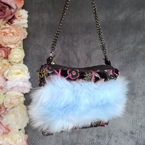 Mała torebka wizytowa z futerkiem, kuferek