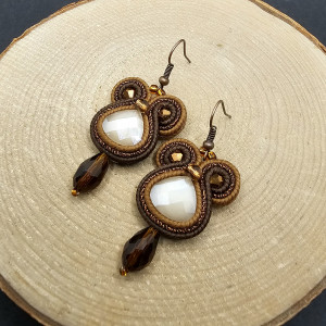 Małe beżowo-brązowe kolczyki sutasz