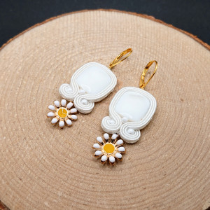 Małe białe kolczyki sutasz ze stokrotkami