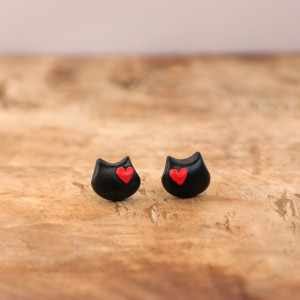 Małe kolczyki czarne koty z serduszkiem – ręcznie robione, subtelne