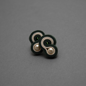 małe, kremowo-zielone kolczyki sutasz