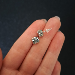 Małe srebrne sztyfty z kryształków i stali nierdzewnej
