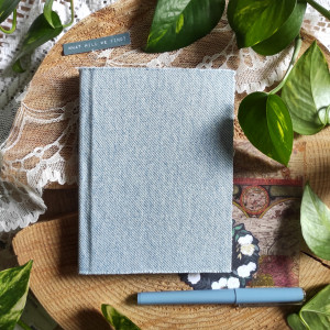 Mały, jeansowy, ręcznie robiony notatnik