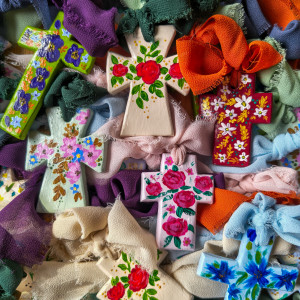 Mały krzyżyk malowany w kwiaty (wersja wiosenna)