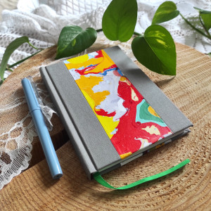 Mały ręcznie robiony notatnik