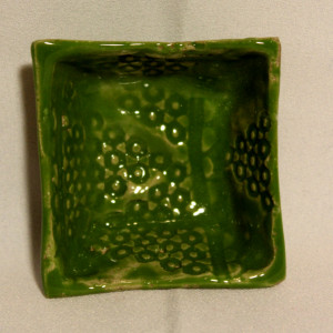 Mały zielony miseczek z wzorkiem