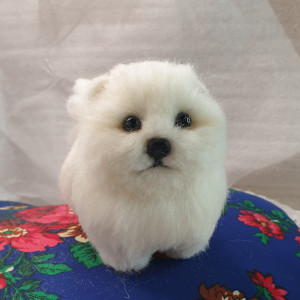 Maskotka Biały Piesek Pomeranian z Wełny Czesankowej - 11 cm