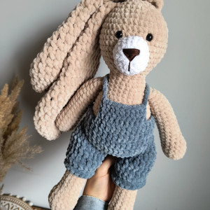 Maskotka przytulanka miękki króliczek w ubranku miś na szydełku