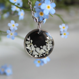 Medalion czarny białe kwiaty czarna wisiorek retro