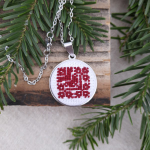 Medalion z haftem słowiańskim