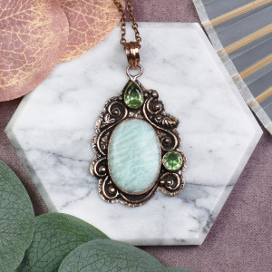 Miedziany ozdobny wisiorek z amazonitem i peridotem #570