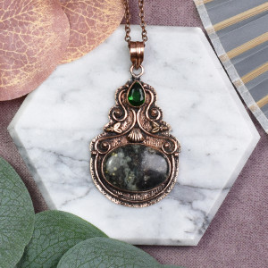 Miedziany ozdobny wisiorek z jaspisem oceanicznym i kwarcem #586