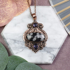 Miedziany ozdobny wisiorek z obsydianem śnieżnym i ametystem #575