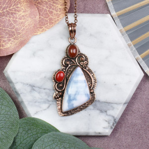 Miedziany ozdobny wisiorek z opalem owyhee i koralem #569