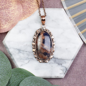 Miedziany ozdobny wisiorek z sodalitem #563