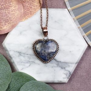 Miedziany ozdobny wisiorek z sodalitem #573