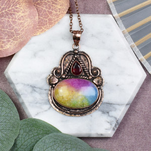 Miedziany ozdobny wisiorek z tęczowym kwarcem solarnym i granatem #582