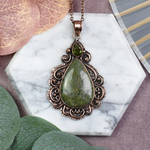 Miedziany ozdobny wisiorek z zielonym jaspisem i peridotem #580