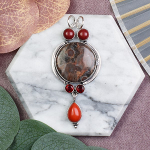 Miedziany posrebrzany ozdobny wisiorek z jaspisem i koralem #612