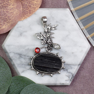 Miedziany posrebrzany ozdobny wisiorek z surowym turmalinem #608