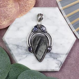 Miedziany posrebrzany wisiorek z surowym turmalinem i ametystami #610