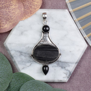 Miedziany posrebrzany wisiorek z surowym turmalinem i onyksami #609