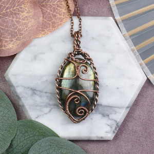 Miedziany wisiorek wire wrapping z labradorytem #537